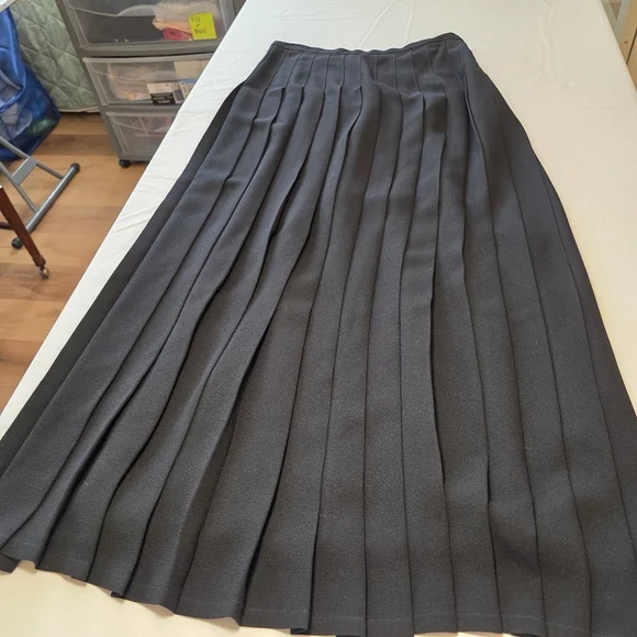 bebe Pleated Black Maxi Skirt Sz 8 Like New - Picture 6 of 10